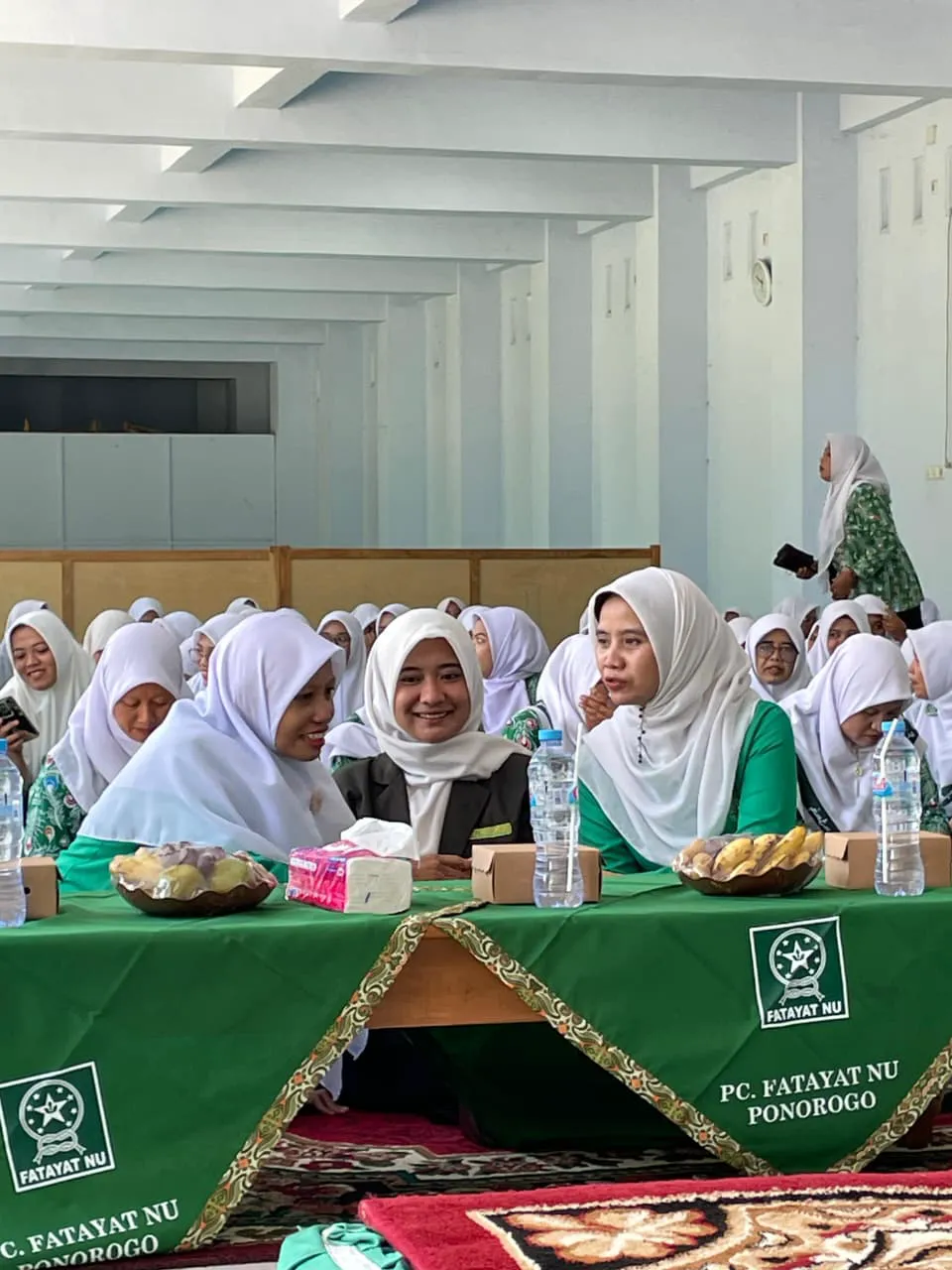 Para daiyah Fatayat mengikuti sarasehan
