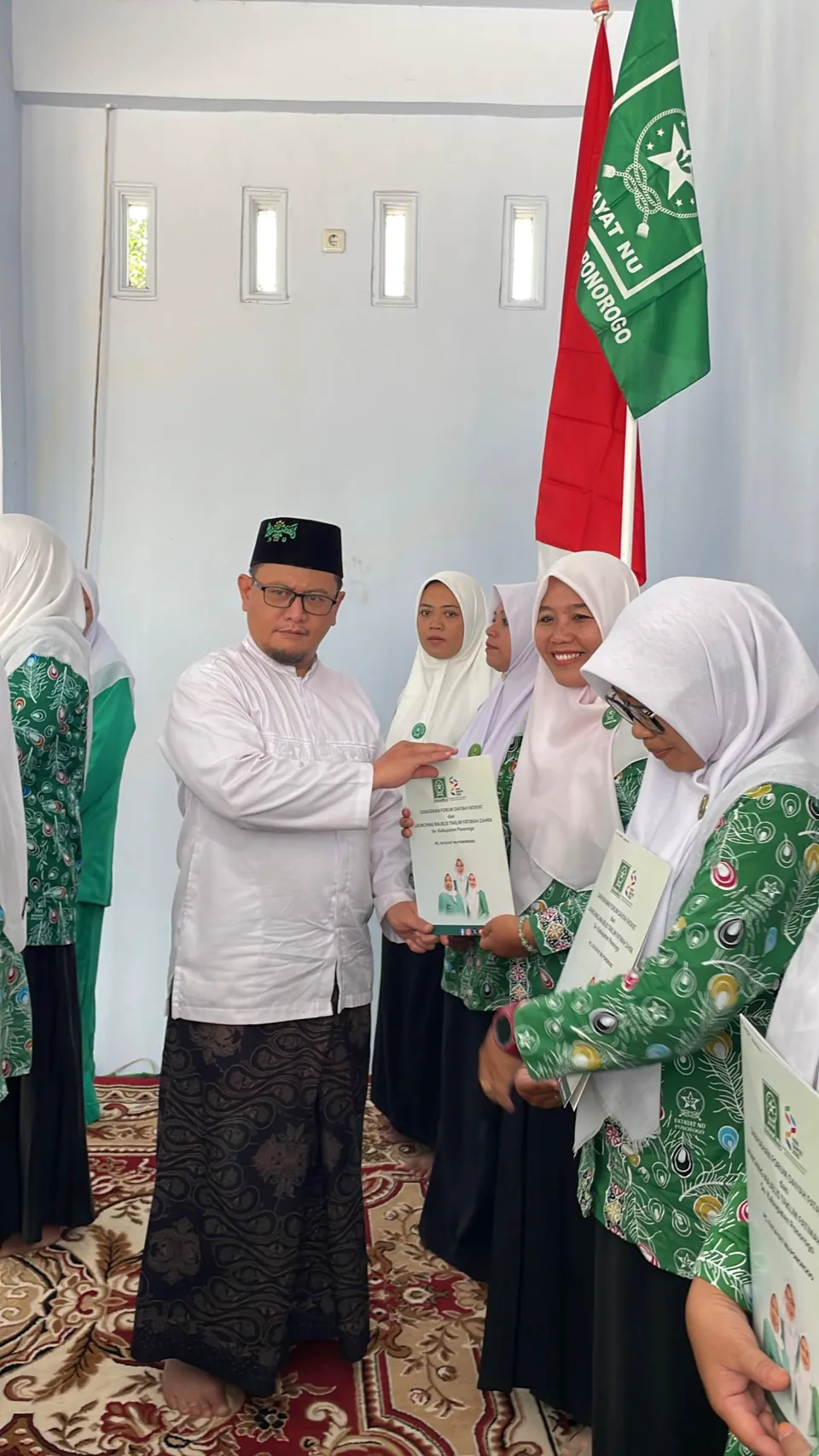 Penyerahan piagam Majlis Taklim Fatimah Zahra